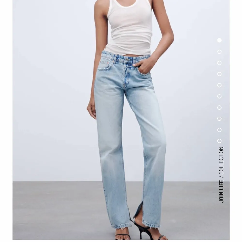 Säljer dessa super snygga lågmidjade jeans från zara. Använda fåtal gånger.  . Jeans & Byxor.