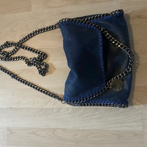 Kollar interessekoll på min stella mccartney liknade  väska - Den är blå och fin använd sen i typ mars jätte fin och får plats me mycket, köpt här på Plick kan diskutera priset också 💙!!