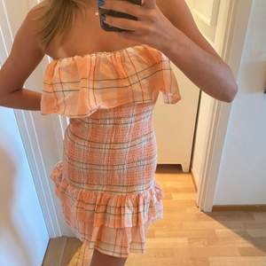 Bandeau volang klänning i jätte häftig orange färg!! Lite förstor för mig så därför säljer jag den vidare, aldrig använd! 💛💛🧡