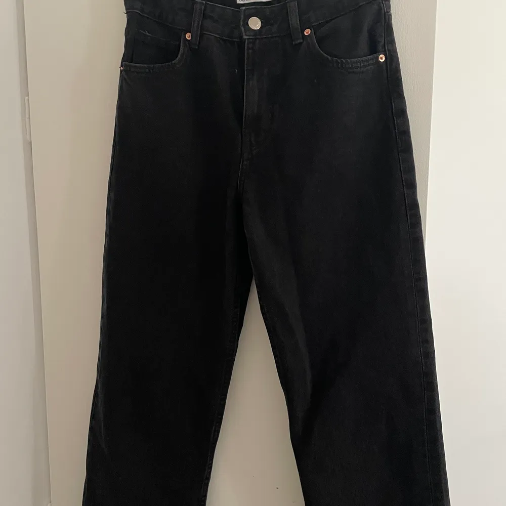 Svarta low rised jeans från Bershka i storlek 32, straight/loose fit. Endast testade så i helt nytt skick! . Jeans & Byxor.
