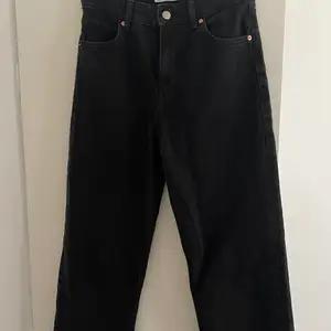 Svarta low rised jeans från Bershka i storlek 32, straight/loose fit. Endast testade så i helt nytt skick! 