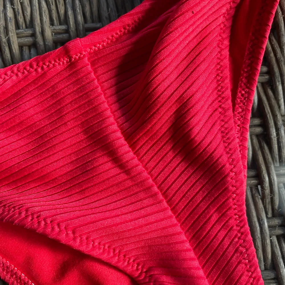 Röd bikini från hm, sparsamt använd och superbra skick!!🤍 . Övrigt.