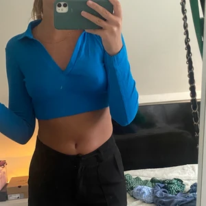 Topp - Säljer denna mörkblåa topp från zara. Den är aldrig använd o lappen finns kvar, säljer för att det inte är min stil men jättefin topp både till vardags och till fest!