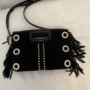 Maje väska  - Säljer denna otroligt snygga och unika Limited Edition Maje väskan.  Går att ta isär så det blir både en väska samt en clutch. Köptes för 4500 kr i Maje butiken i USA❤️ Köparen står för frakt🤝