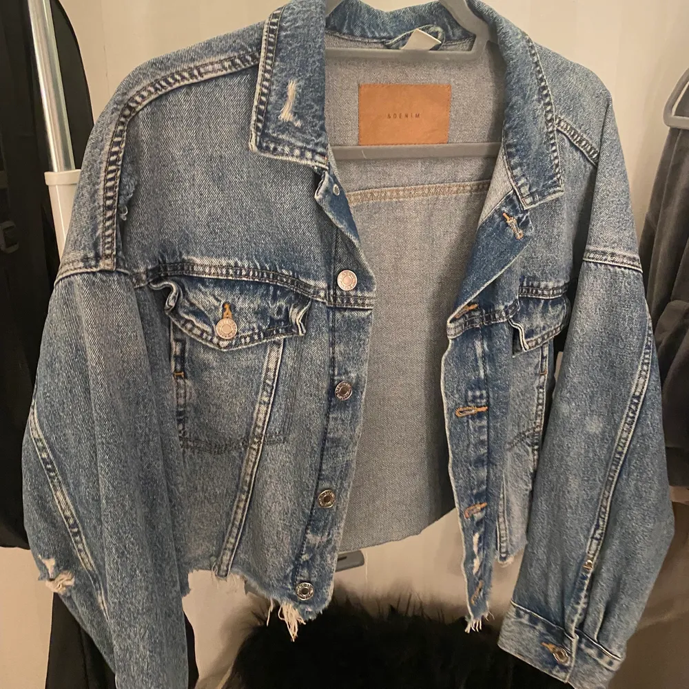 Köp inte direkt! Super fin jeansjacka ifrån &DENIM. Lite croppad i en mellan blå urtvättad färg, passar Xs-M beroende på hur man vill att den ska sitta:) Pris kan diskuteras💕 (köparen står för frakt). Jackor.