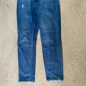 Cheap Monday jeans strl 38 - Blåa mom jeans har använt de ett par gånger. Bra skick!! 