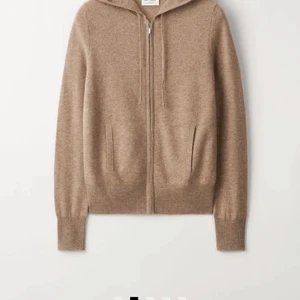 Soft goat zip hoodie  - Säljer min begia soft goat kofta i storlek S. Det är använd ett par gånger men skicket är fortfarande väldigt bra och den är inte nopprig. Skriv privat för fler bilder. Den är gjord av 100% kashmir. Har bud just nu på 1350kr