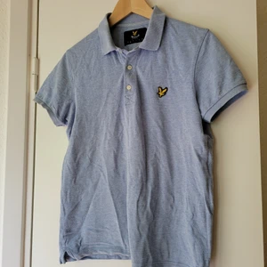 Pikétröja Lyle & Scott stl.S Herr - Lyle & Scott Pikétröja Herr Stl.S i bra skick. Lös/rak passform. Bomull. Ljusblå. Snygg på kille eller tjej! Frakt tillkommer.