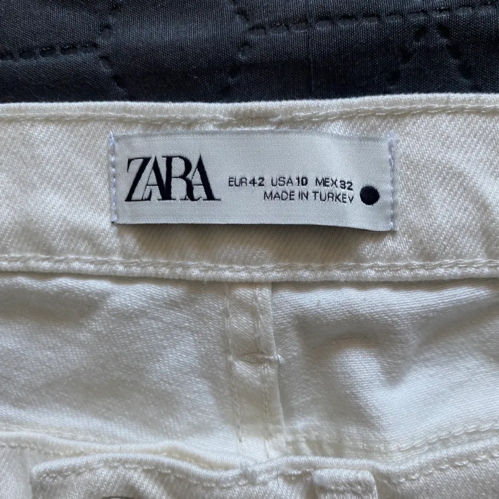 Vita Zara straight leg jeans helt nya och oanvända storleken är ganska liten.. Jeans & Byxor.