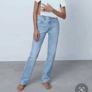 2 par zara mid rise - Säljer två par zara mid rise straight jeans i stl 36, köp ett par för 200 eöler båda för 350❤️