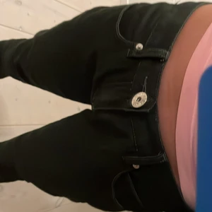 Låg midjade Jeans - Säljer dessa jätte lågmidjade jeans som inte går till användning nypris 300 är villig att diskutera pris använd 2 gånger då jag testat och privat för bilder storlek ca s