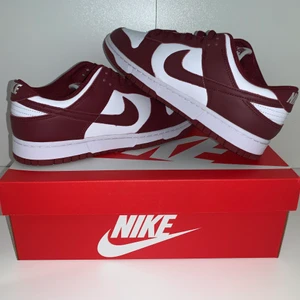 Nike Dunk low Team Red - Säljer ett par Nike Dunk low Team Red i storlek 44. Skorna är deadstock.