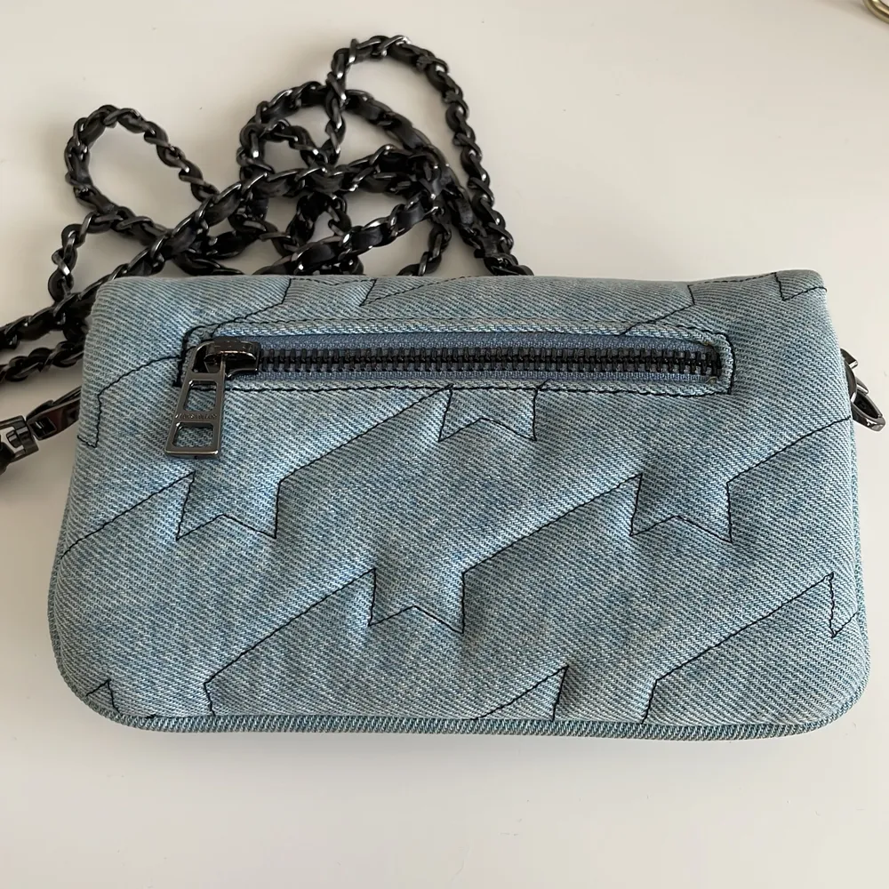 Sååå fin Zadig väska i så cool och unik design i modellen Nano💕köp direkt för 950 kr eller buda, tveka inte på att ställa frågor eller skriva till mig vill få den såld så fort som möjligt😁😁💗💗. Väskor.