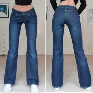 Lågmidjade jeans - Säljer dem jättefina jeans som jag har köpt från Plick men använder förra säljarens bilder pga av att dem var för små på mig dem.
