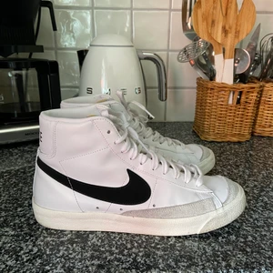 Nike blazers - STEAL!!! Säljer mina Blazers pågrund av fel storlek. Använt dem 2 gånger så de är i väldigt bra skick. Köpt på footlocker i munchen. Nypris 1250 😀
