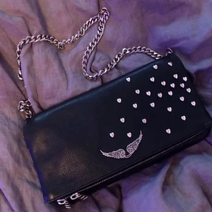 Zadig voltaire - Intressekoll på min Zadig väska (vanliga modellen) köpt på Zadig butiken i Stockholm för 3600 kr😁lite använt skick men ingenting man märker. Kommer med två band och dustbag💕 Skriv för bud⚡️Söta och coola hjärtformade nitrar, kan även byta mot andra väskor💕