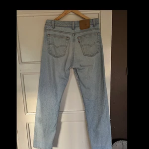 Levis 505 W34L32 - Vintage ljusblåa levis 505 i storlek W34L32.   Se andra annonser för samfrakt och fråga om det finns funderingar!