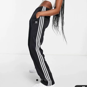 Vintage adidas byxor  - Första bilden som preferens. Dessa vintage adidasbyxor går inte längre att få tag i så bilden är de mest lika jag kan få tag i. Köpta i usa 💕🥂