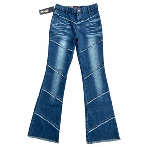 y2k jeans - !-50%!Sjuka y2k jeans med massa detaljer i nyskick med lappen kvar! Älskar dom verkligen men lite för höga i midjan för mig:( Dom är midwaist med flare cut!  MÅTT//Midja-68cm, Innerbensmått-81cm!  Jag är 170cm lång💋