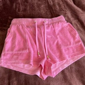 rosa shorts - Använd ca 3 gånger? Köpt för 100, tvättas innan säljes !!