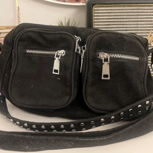 Noella väska - Säljer min svarta noella väska då den inte kommer till användning länge! Nypris 749 kr. Den är i bra skick men använd några gånger! Väskan kommer med ett band man kan ha över axeln och ett längre crossover band!🤍