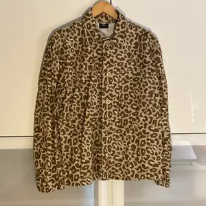 Oanvänd overshirt jacka i leopard liknande mönster. Märke 