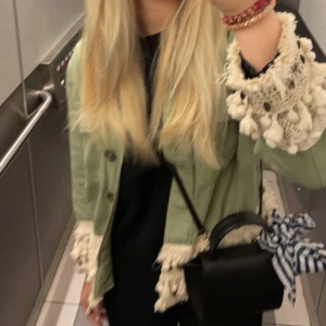 Zara jacka  - Säljer denna jackan från zara, går inte att köpa längre säljer då jag inte använder den längre 