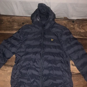 Lyle & scott jacka - En mörkblå Lyle & scott jacka i storlek M. Knappt använd då den är för liten 9/10 skick.