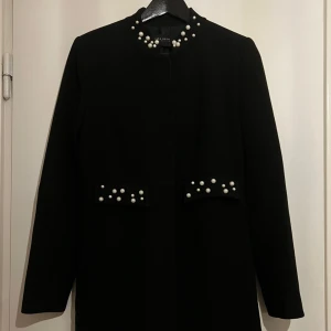 ZARA JACKA 🖤 - Zara jacka med pärlor -  storlek MEDIUM 🖤