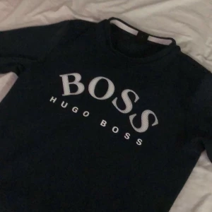 Hugo Boss - Långarmad tröja utan skader och konstigheter. Storlek M