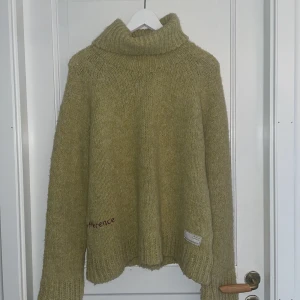 Stickad tröja - Säljer denna fina odd molly stickade tröja med polo då den inte kommer till användning. Storleken är S-L. 150kr +frakt🥰🥰