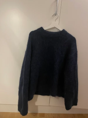 Hm stickad tröja - Kollar intresset på denna stickade tröja från hm, nypris 899kr. Skriv vad ni är villiga att betala för den.❤️