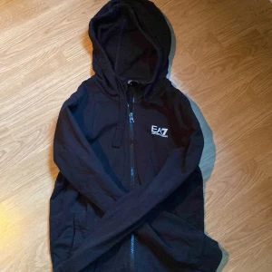 EA7 dress. Fin armani dress Storlek S - Hej! Säljer en fin EA7 dress den är i storlek S. Nästan helt oanvänd tröjan är lite mer använd, helt ny i skick. Säljer pga för liten. Säljer för 900 pris diskuteras. 