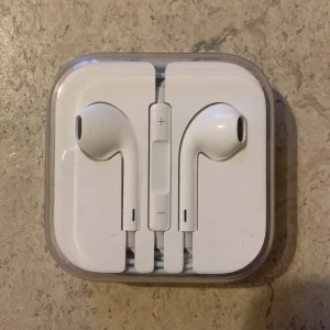 Hörlurar sladd - Ett bar helt oanvända hörlurar. Fick det som en gåva från ett företag men uttaget på min telefon fungerar inte till dessa. Obs: det är ett runt uttag, se andra bilden. 