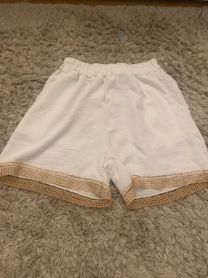 Svarta CK shorts och vita  - Förstora :/ men riktigt snygga på sommaren speciellt dem vita 👌 