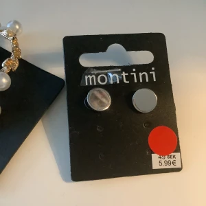 Smycken, örhängen - ❗️SMÅ SILVRIGA SÅLDA❗️Örhängen från montini, helt oanvända! 20 kr för de hängande och 10 för de små silvriga. Möts upp i stockholm 🤍