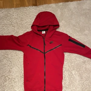 Röd Nike tech   - Bra skick bara använd några gånger 