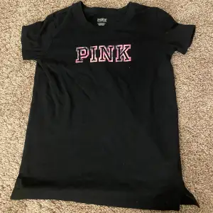 En jätte snygg svart t-shirt ifrån Victorias secret i storlek XS. 