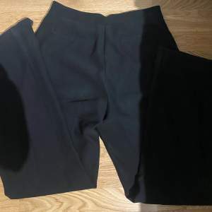 Skit snygga svart långa kostymbyxor sitter snyggt vid rumpan och formar till. Sjukt bekväma med en v formad detalj baktill som gör att de sticker ut. Köpa på Nelly.com. Tidigare pris 499kr