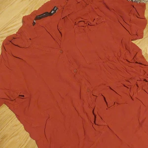 Topp från Lager 157 - Bra skick, mörkare än vad bilderna visar. Alla knappar finns på den. Stl XS/S.