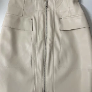 Gullig minikjol - Oanvänd snygg minikjol säljer den för endast 200kr 😊. Säljer på grund av att jag inte har lyckats styla den. 