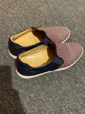 Christian Louboutin storlek 40,5 - Säljer mina sparsamt använda Christian Louboutin. Dom är storlek 40,5 men passar 39 då dom är små i storlekarna.