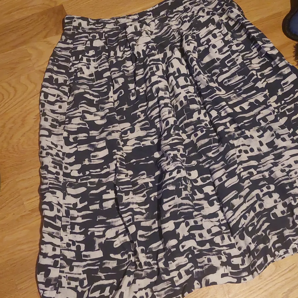 Knälång kjol med brokig mönster från Stockholm LM. Kjolar.