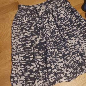 Knälång kjol med brokig mönster från Stockholm LM