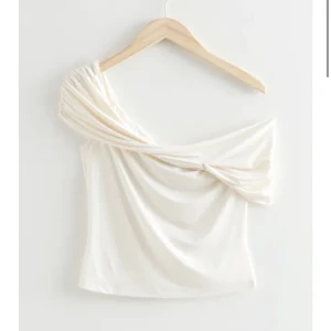 Topp - Super fin topp från &Other stories i väldigt fint skick , storlek xs men passar även s , köpt för 390 säljer för 250 💓💓