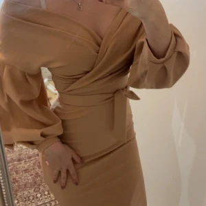 Rosa klänning med knytning - En jätte fin och stretchig klänning. Köpte den på Boohoo för min bal i 9an men hittade senare en annan klänning så denna användes aldrig! Den är ljus rosa/beige men färgen ser lite mörkare ut pga ljuset. Storleken är 38 men passar som S också.