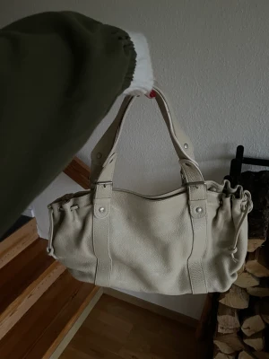 Handväska  - Köpt second hand nyligen men har FÖÖÖR många väskor så tycker väskan förtjänar att komma till en person som faktiskt behöver den💖den är väldigt rymlig💖