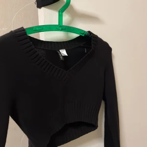 Stickad croppad tröja  - Aldrig använt 