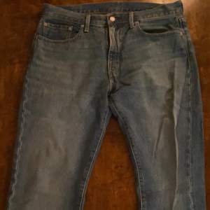 Snygga jeans från Levi’s i modellen 502. De är använda men i fint skick. 