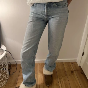 Zara mid jeans - Mid waist jeans från zara i den ljusblå färgen! Passar till allt men har en liten fläck i innersidan av låret:( 